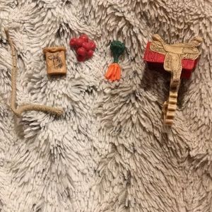 Schleich horse food/tack.